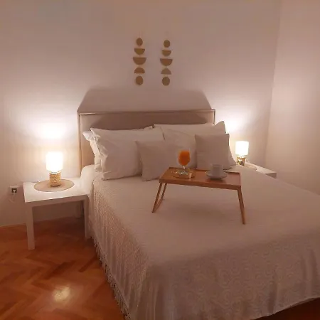 Golden Star Apartment *