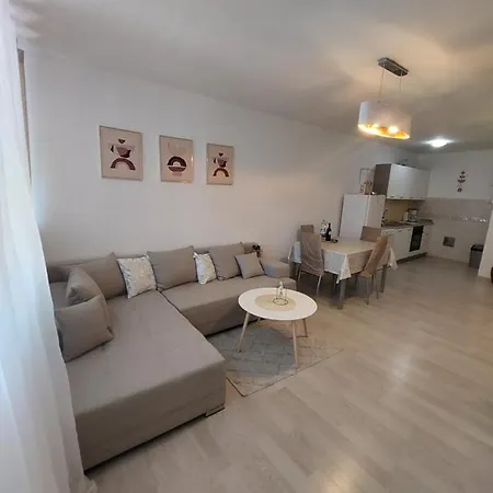 Golden Star Apartment *