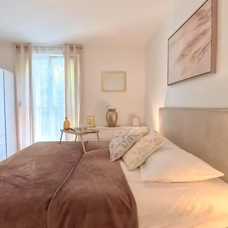 Golden Star Apartment *