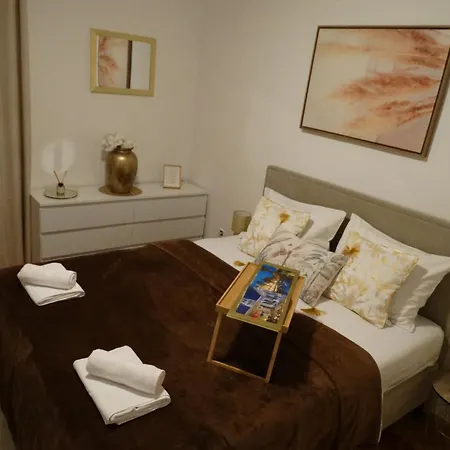 Golden Star Apartment *